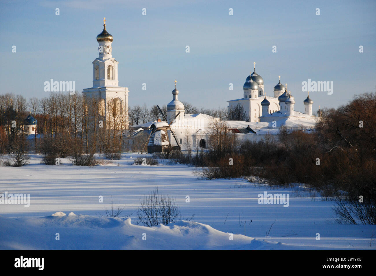 Kloster St. George der russisch orthodoxen Kirche. Befindet sich km 5 von Weliki Nowgorod am Ufer des Wolchow in der Nähe Stockfoto
