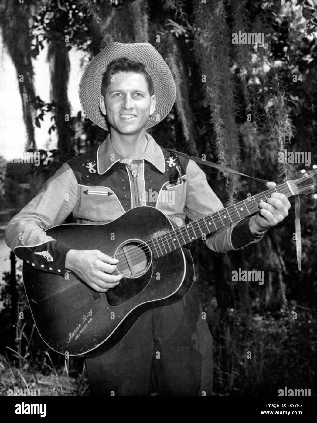 Dieses Foto zeigt Marvin Lacy beim Florida Folk Festival 1957. Es spiegelt einen Moment des Festivals wider und zeigt Lacy's Teilnahme an diesem wichtigen kulturellen Ereignis in Floridas Volksmusikgeschichte. Stockfoto
