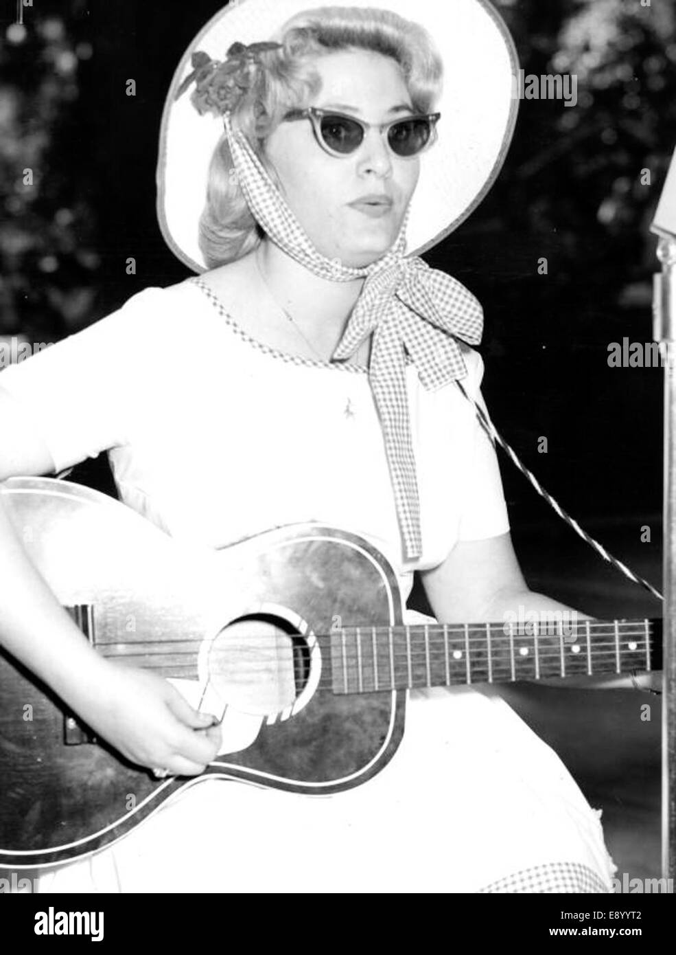 Ein Foto von Penny Hecht, der 1961 beim Florida Folk Festival auftritt. Das Bild fängt ihre Live-Performance bei der kulturellen Veranstaltung ein, die Floridas Volkstraditionen feiert. Stockfoto