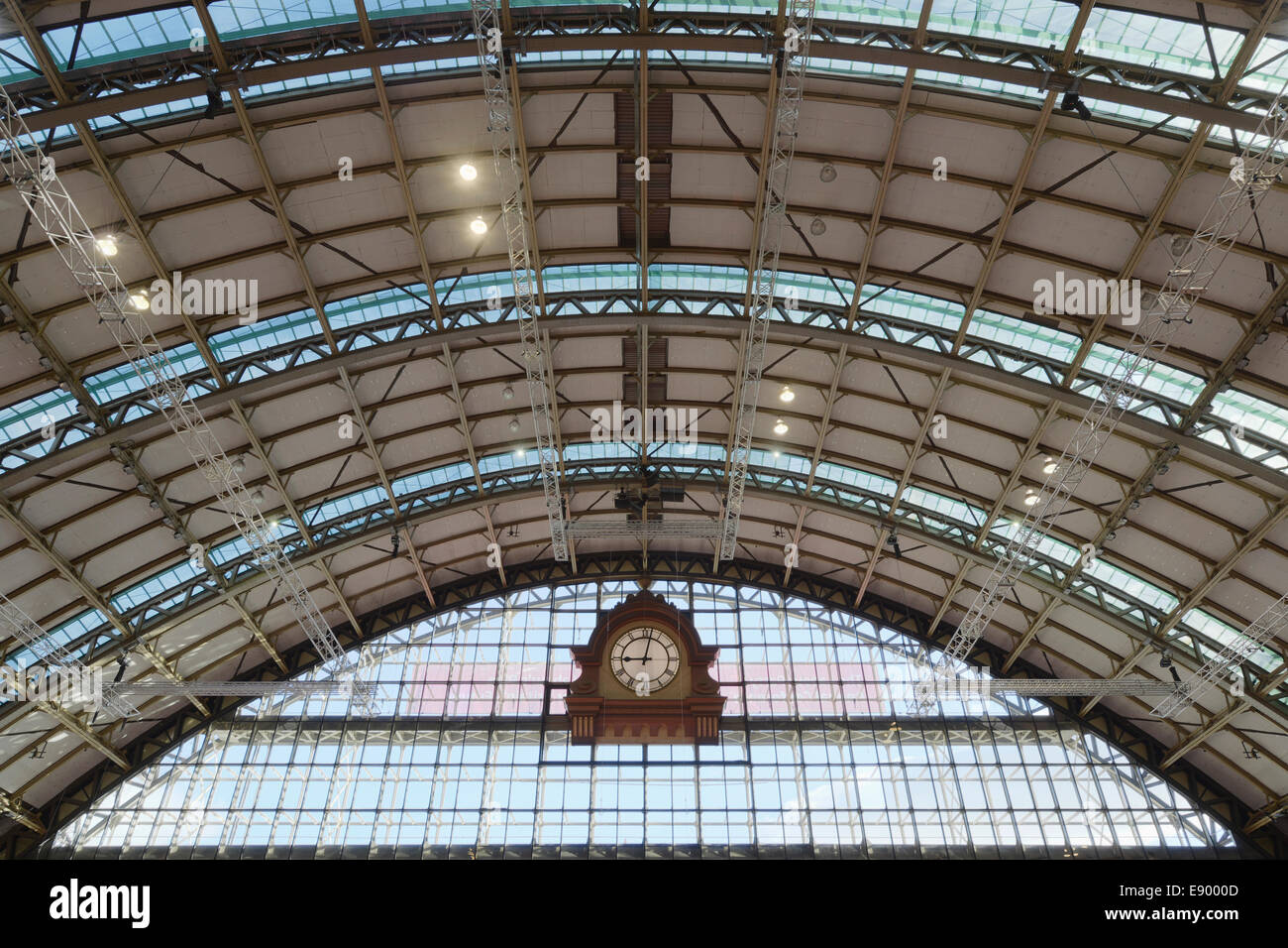 Eine interne Aufnahme von das Dach und die Uhr von der Manchester Central Convention, Messe und Konferenz-Zentrum (früher G-MEX). Stockfoto