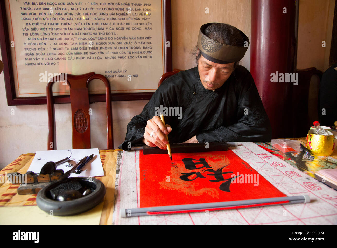 Vietnamesische Kalligraph bei Ngoc Son Tempel am Hoan-Kiem-See Stockfoto
