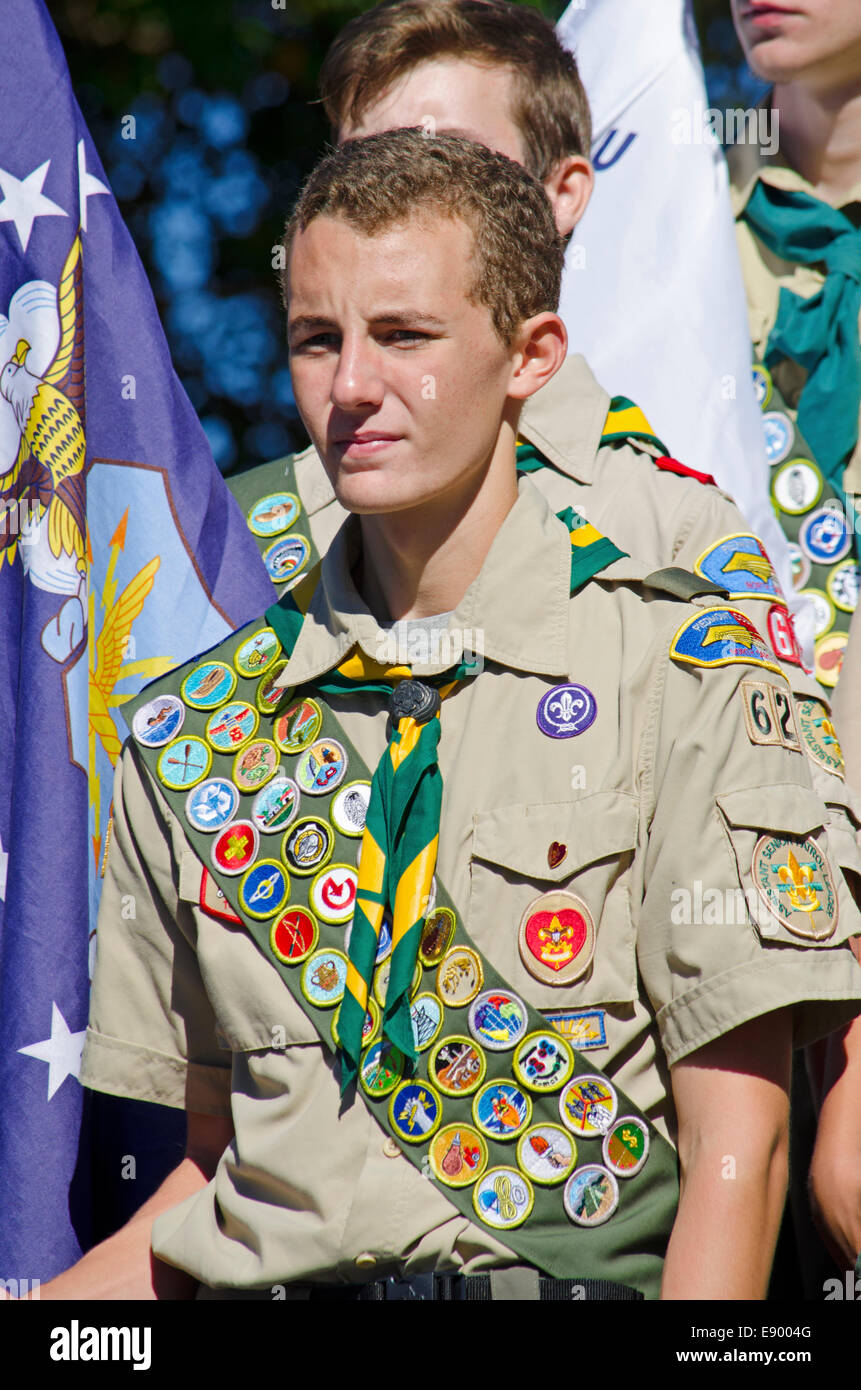 Ein Eagle Scout von Boy Scouts of America steht stramm während einer Einweihung zu Ehren der Veteranen des zweiten Weltkrieges. Stockfoto