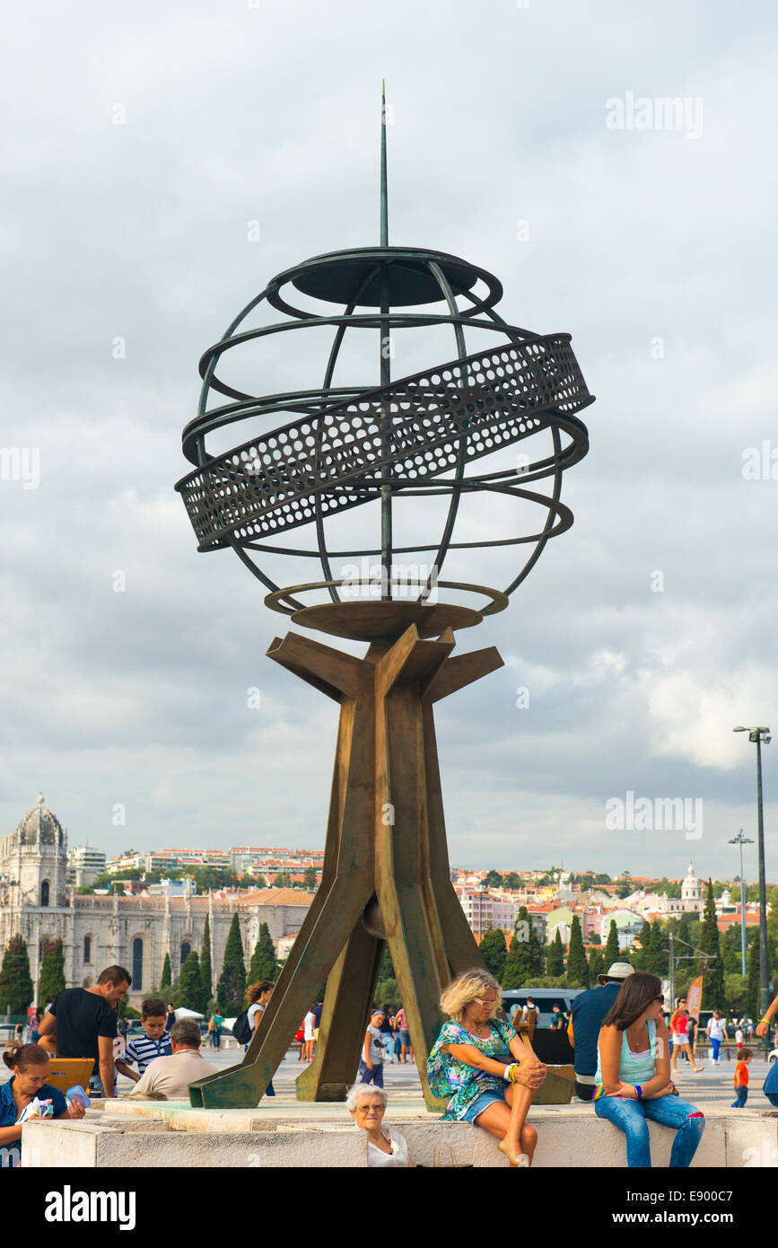 Portugal-Lissabon-Belem Waterfront Tejo moderne Metall Armillarsphäre sphärische Astrolabium, Armilla oder Armil statue Stockfoto