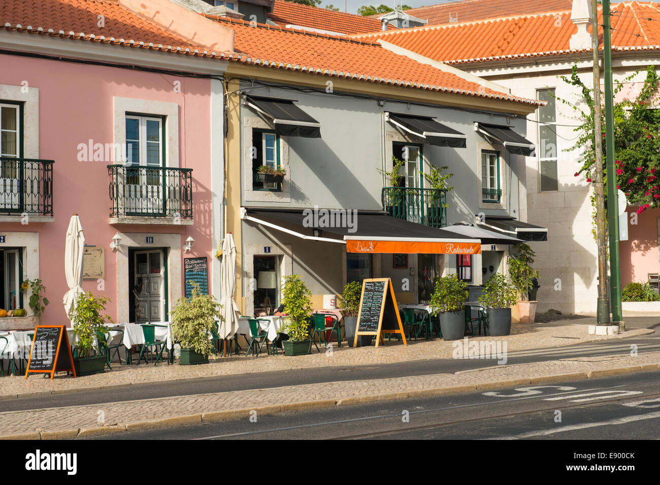 Portugal-Lissabon-Szene typischen lokalen Pflaster Restaurant Restaurant Sagitario & Belem 28 Vordach Vordächer blind Blinds Sonnenschirm Stockfoto