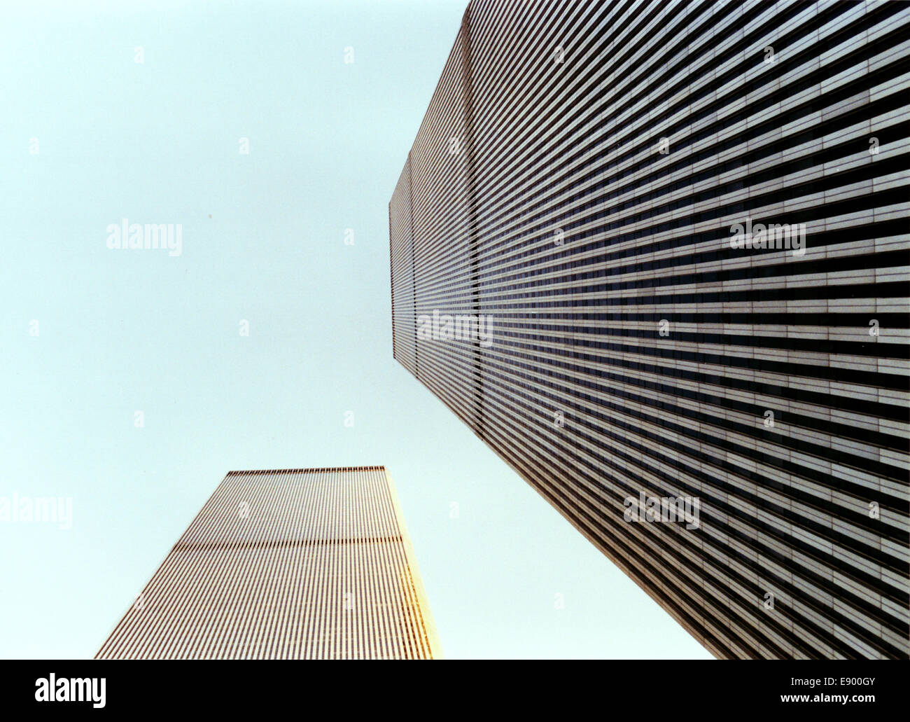 Die Twin Towers des World Trade Centers in New York City, die in den 1980er Jahren erfasst wurden, stehen als Wahrzeichen der Skyline der Stadt. Stockfoto