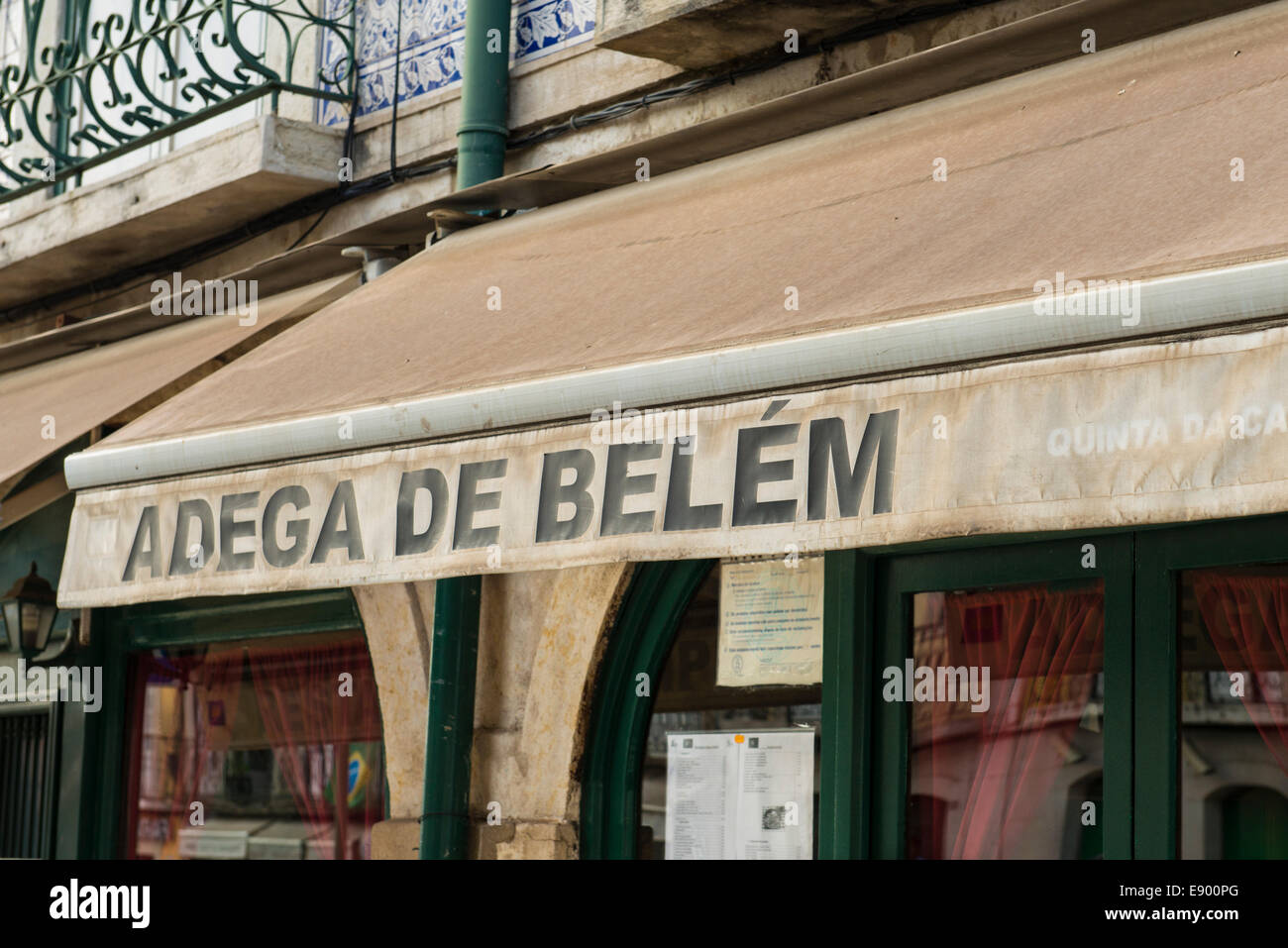 Portugal Lissabon Lisboa Markise blind auf bekannte typisch portugiesischen Restaurant Adega de Belem, beliebter Treffpunkt für Touristen Stockfoto