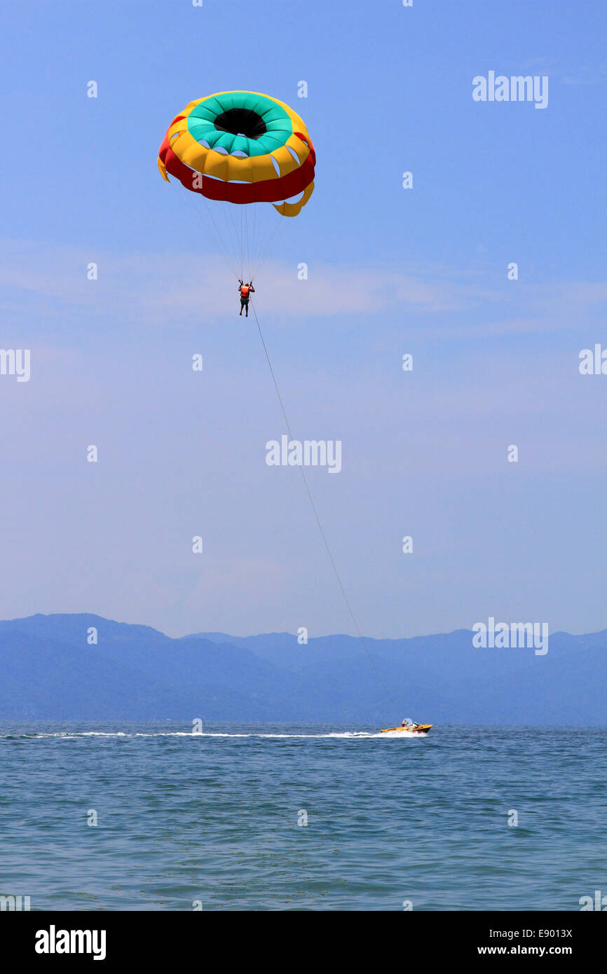 Mexiko-Puerto Vallarta eine Aktivität, in denen eine Person hinter dem Fahrzeug während an einem speziell konzipierten Fallschirm befestigt gezogen wird Stockfoto