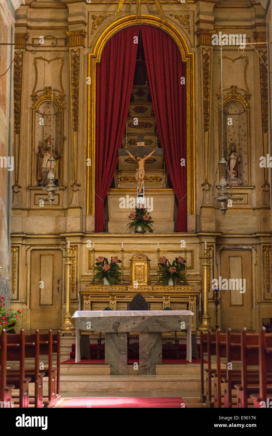 Portugal Sintra Igreja de São Martinho Praca da Republica Kirchenraum im Inneren Altar Kruzifix Stockfoto