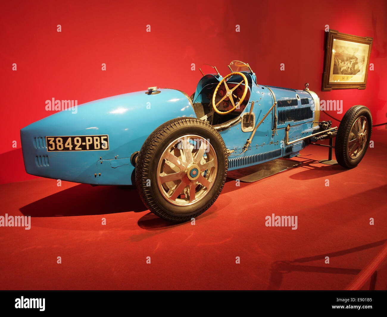 Der 1929 Bugatti Type 35B ist ein klassischer Sportwagen, der für seinen 8-Zylinder-Motor mit 140 PS bekannt ist. Er war einer der erfolgreichsten Rennwagen seiner Zeit, der Geschwindigkeiten bis zu 210 km/h erreichte Stockfoto