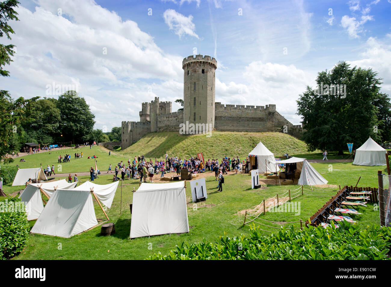 Gesamtansicht des Warwick Castle mit Schule Urlaubsaktivitäten UK Stockfoto