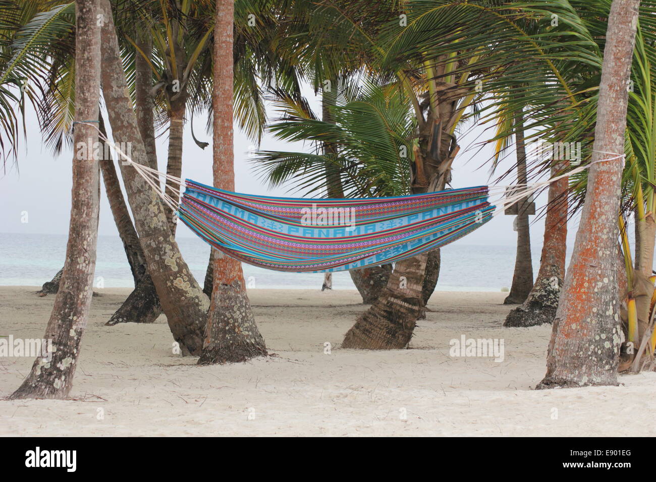 Hängematte fest zum Stamm der Palmen auf den San Blas Inseln, Panama, Karibik, Mittelamerika Stockfoto
