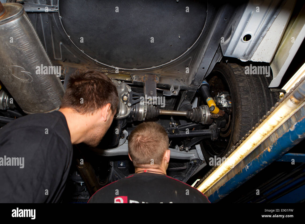 Reparatur-Bilder von der Hinterachse eines Autos Stockfoto