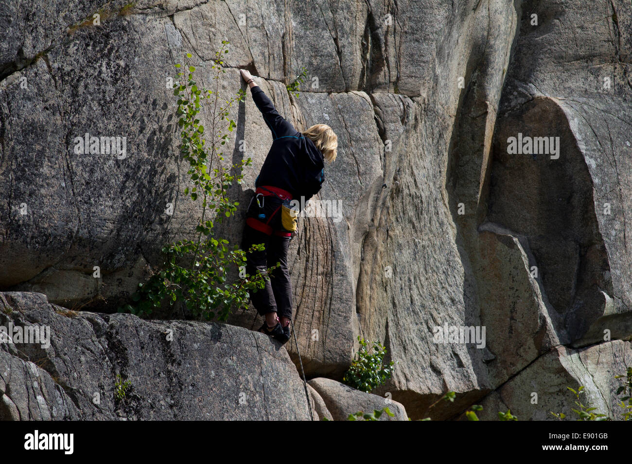 Bergsteiger auf einer Felswand Stockfoto