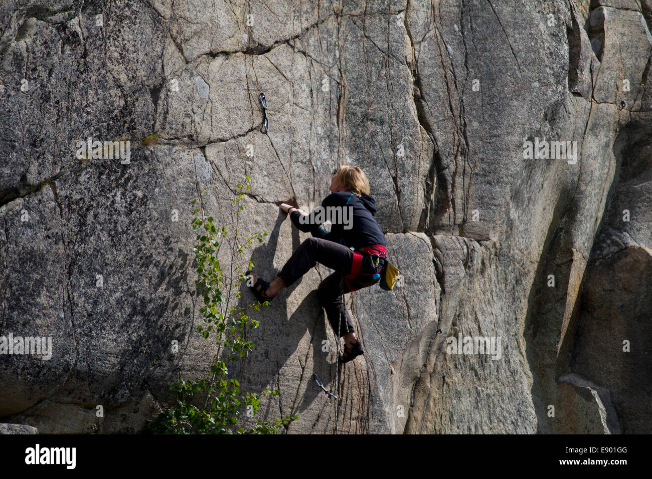 Bergsteiger auf einer Felswand Stockfoto