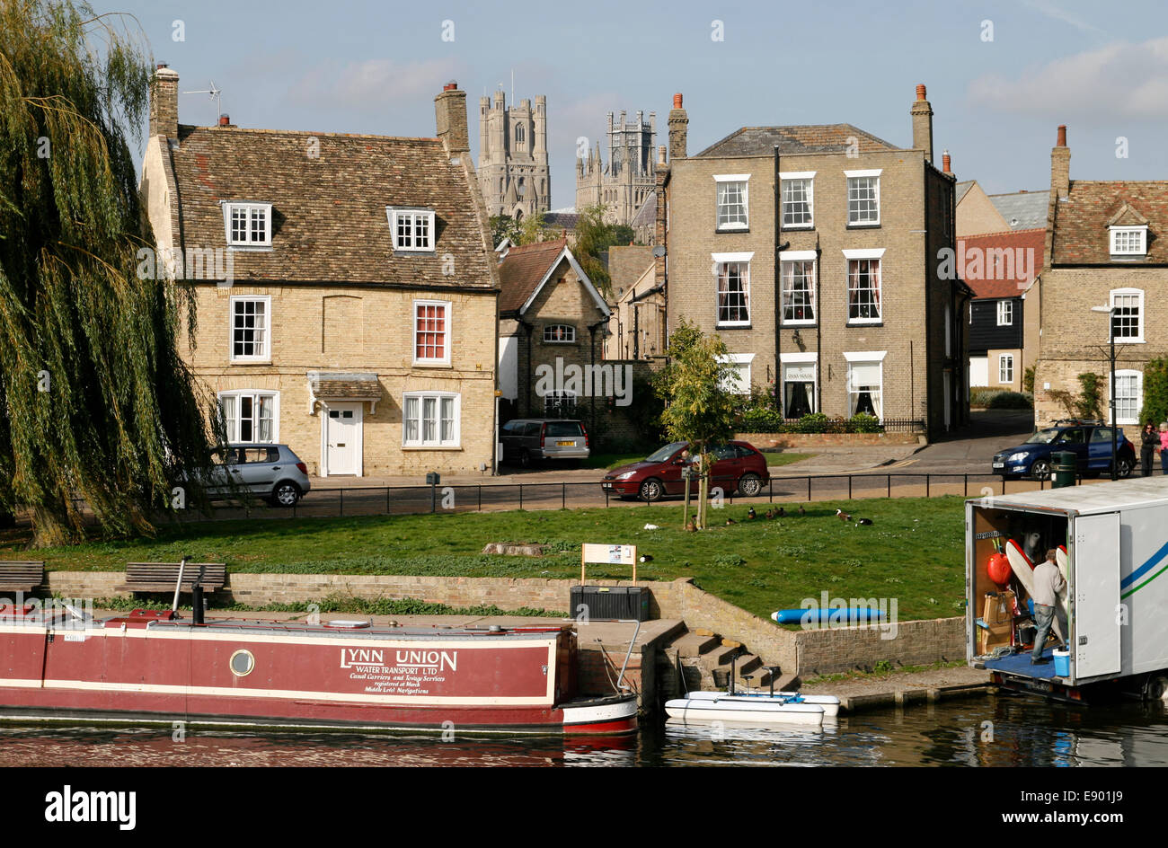Fluss Ouse Boote und Kathedrale Ely Cambridgeshire England UK Stockfoto