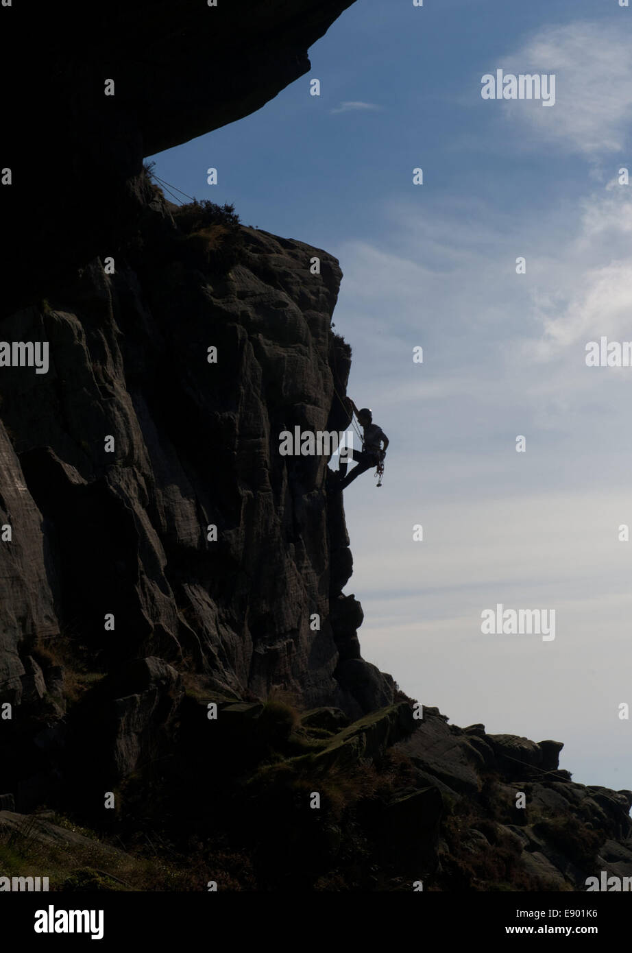 Silhouette eines Kletterers auf einer Felswand ein die Kakerlaken in Staffordshire Stockfoto