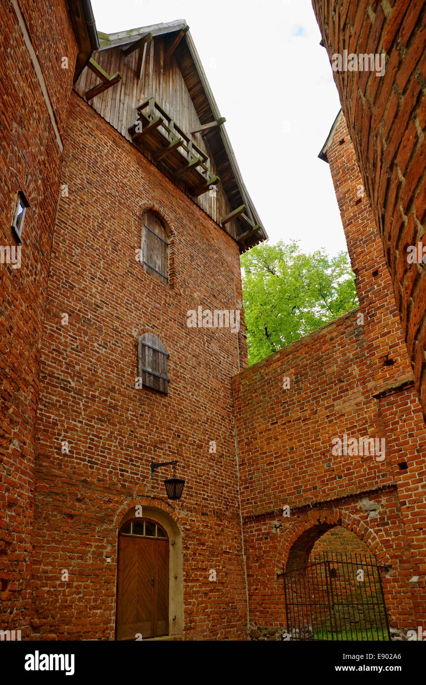 Turm und Fragment von einer Wehrmauer der Arch-Kathedrale in Frauenburg, Polen. Stockfoto