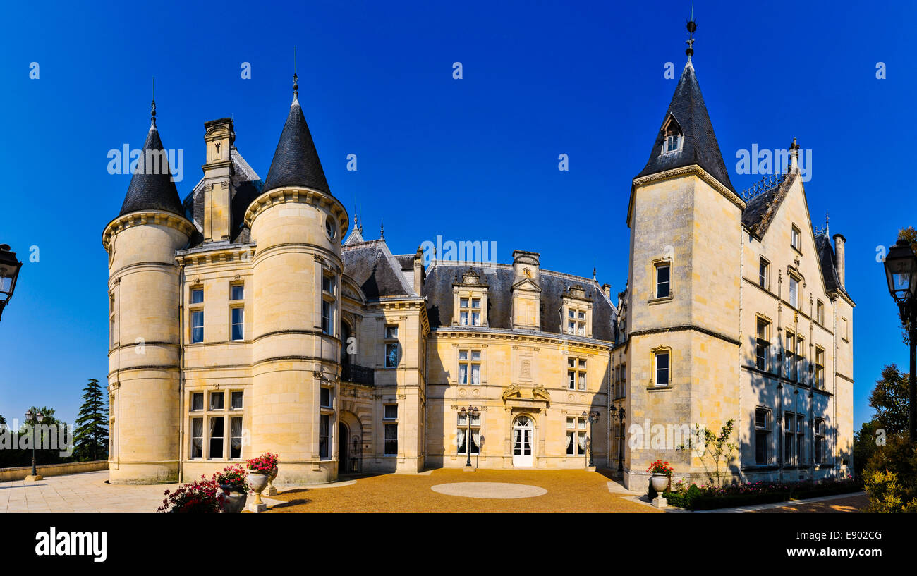 Frankreich, Mirambeau. Château de Mirambeau, heute ein fünf-Sterne-Hotel. Genähte Panorama. Stockfoto