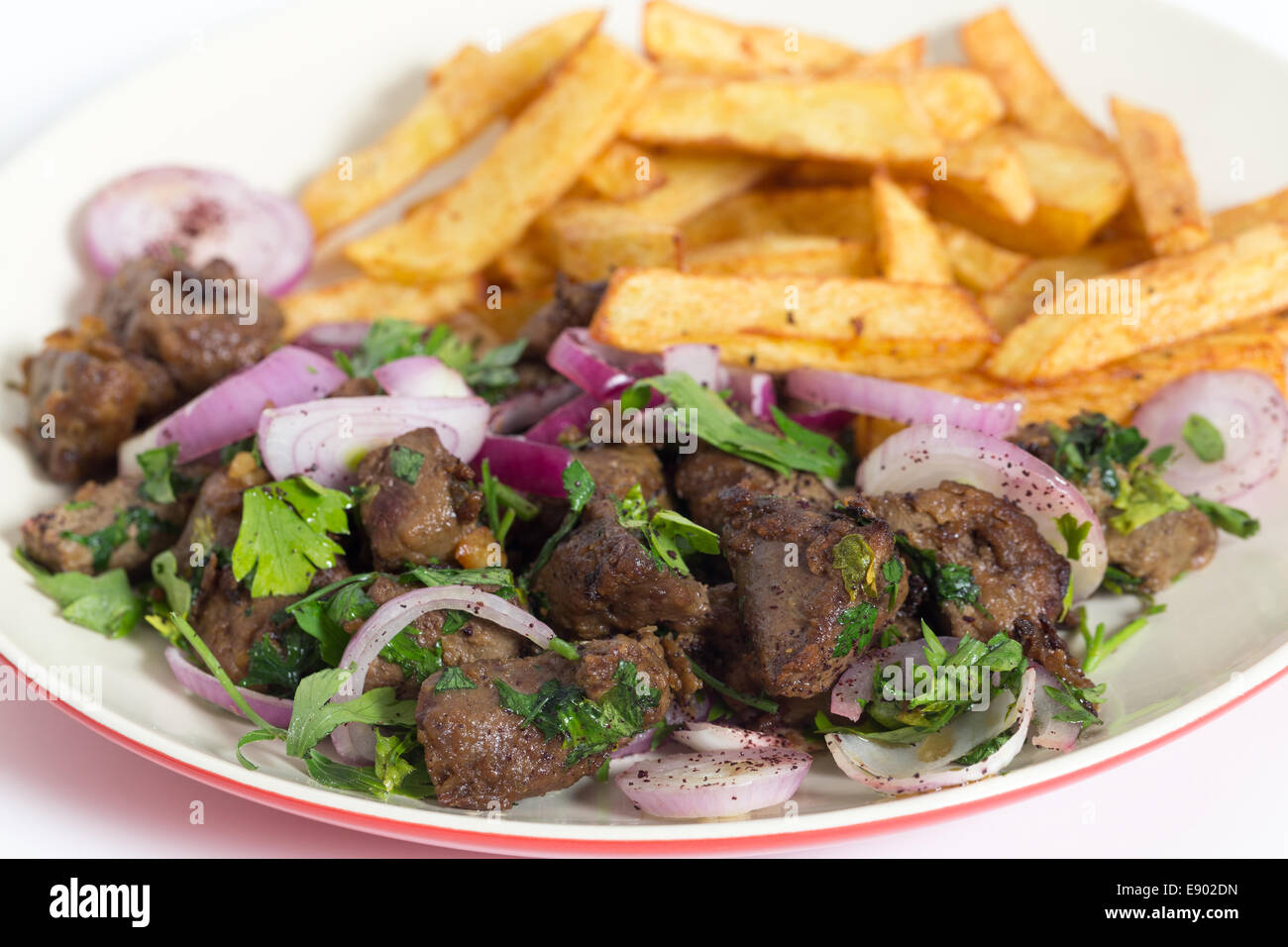 Albanische Leber, eine traditionelle türkische gewürzt Lamm Leber Rezept im gesamten Nahen Osten beliebt, mit Französisch frittierte chips Stockfoto