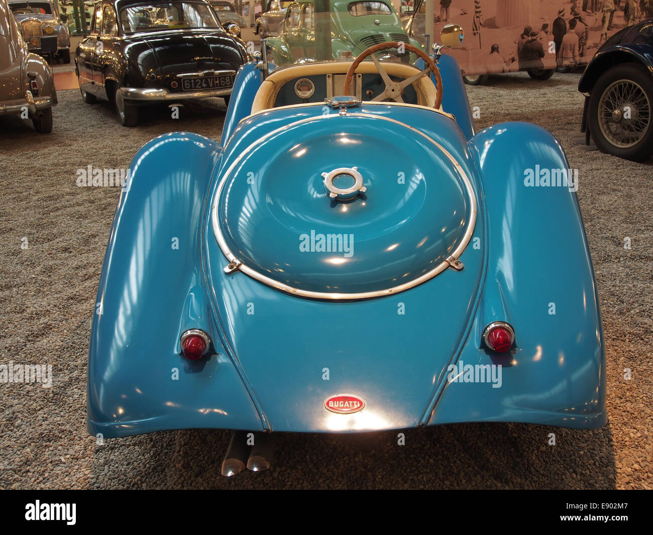 Der 1927 Bugatti Type 35B ist ein bekannter Sportwagen mit 8-Zylinder-Motor, 140 PS und einer Höchstgeschwindigkeit von 210 km/h. Sie war zu ihrer Zeit ein wichtiger Anwärter im Motorsport, wie in Foto 5 zu sehen ist. Stockfoto