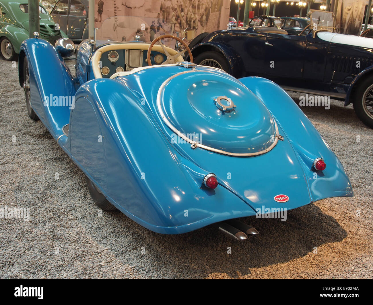Der 1927 Bugatti Type 35B ist ein klassischer Sportwagen mit 8-Zylinder-Motor und einer Leistung von 140 PS. Er hat einen Hubraum von 2261 cm³ und kann Geschwindigkeiten von bis zu 210 km/h erreichen Dieses legendäre Fahrzeug ist bekannt für seine Leistung und Eleganz und verkörpert die Fahrzeugtechnik des frühen 20. Jahrhunderts. Stockfoto