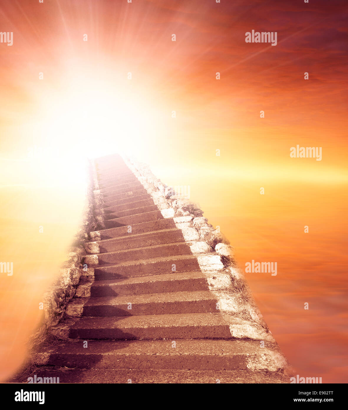 Treppe bis zum hellen Licht Stockfoto