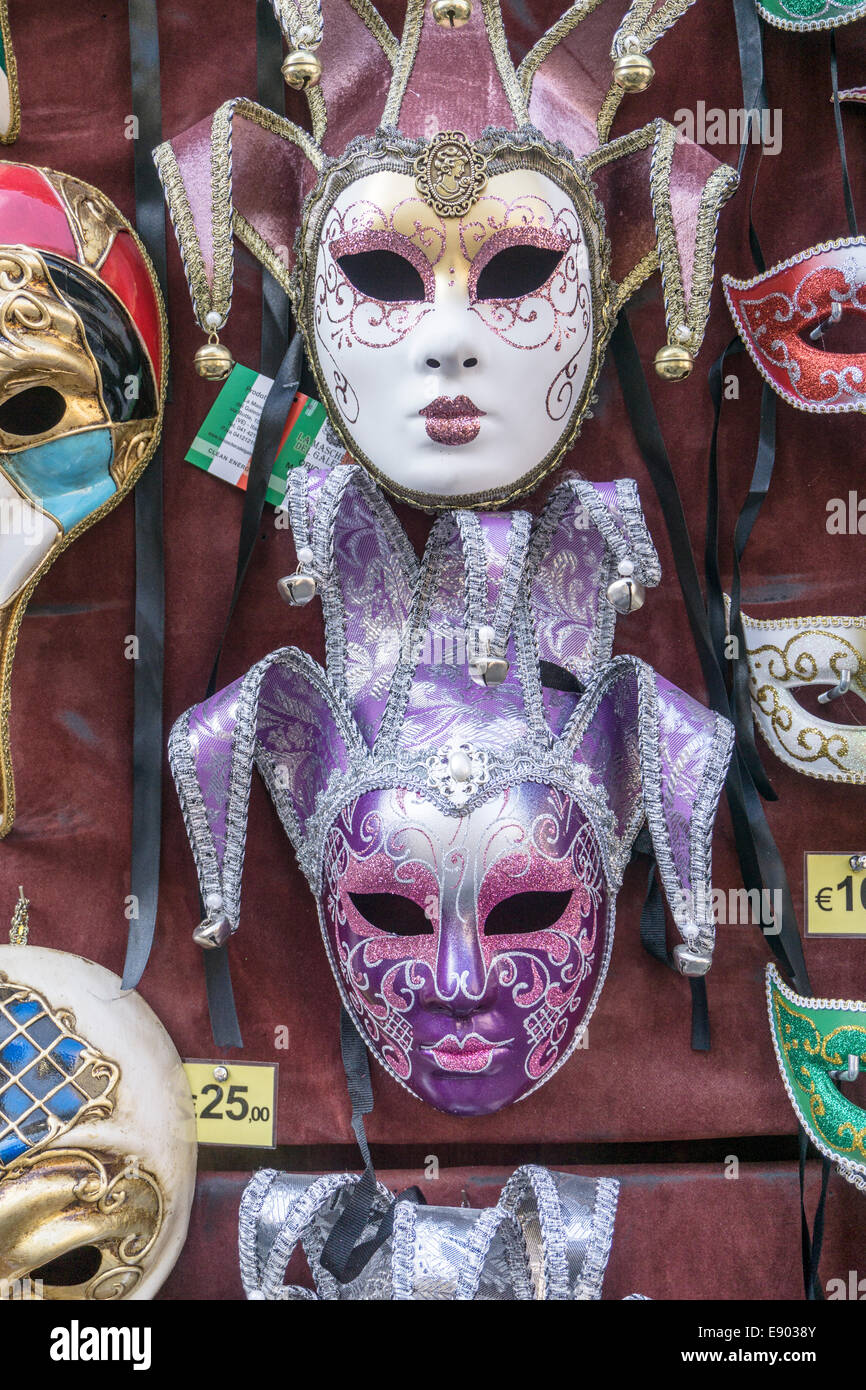 schöne auffällige bunte venezianischen Karnevalsmasken für Outdoor-Touristenmarkt in Piazza di San Firenze Florenz Italien Stockfoto