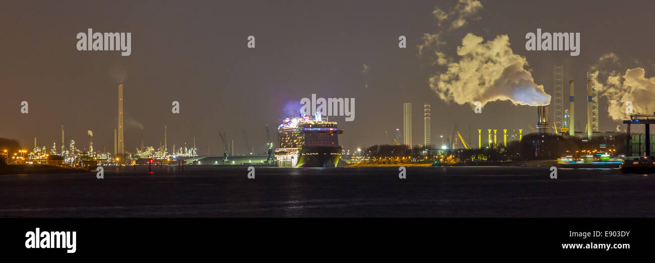 Nächtliche Abfahrt von Norwegian Getaway Kreuzfahrtschiff der Norwegian Cruise Line (NCL) vom Rotterdamer Hafen Holland Niederlande Stockfoto