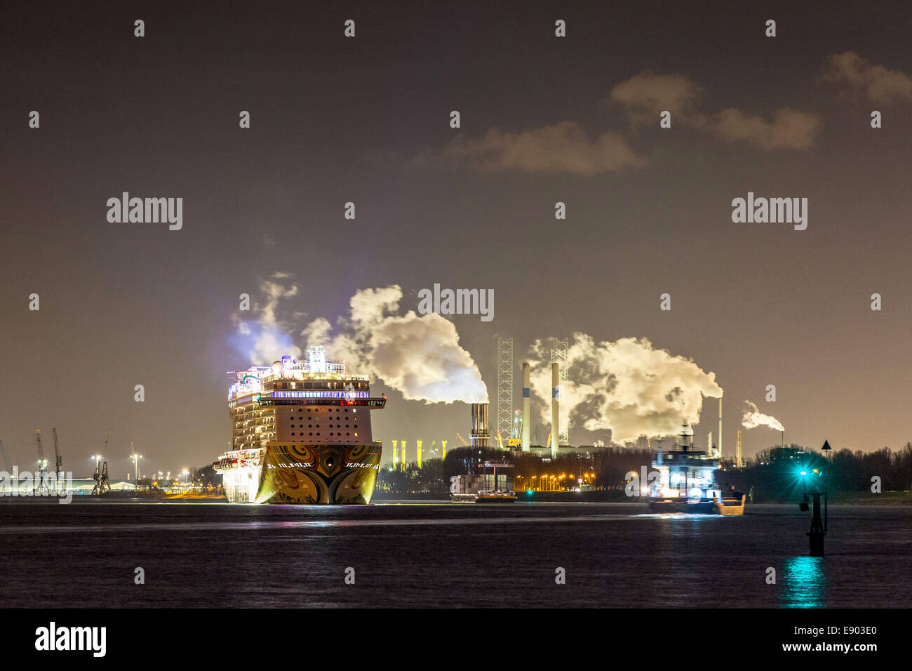 Nächtliche Abfahrt von Norwegian Getaway Kreuzfahrtschiff der Norwegian Cruise Line (NCL) vom Rotterdamer Hafen Holland Niederlande Stockfoto
