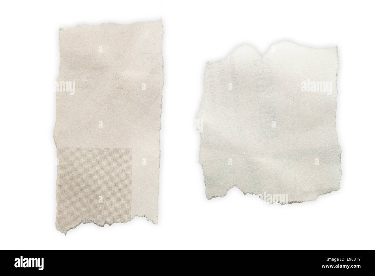 Zwei Stück zerrissenes Papier auf einfarbigen Hintergrund. Textfreiraum Stockfoto