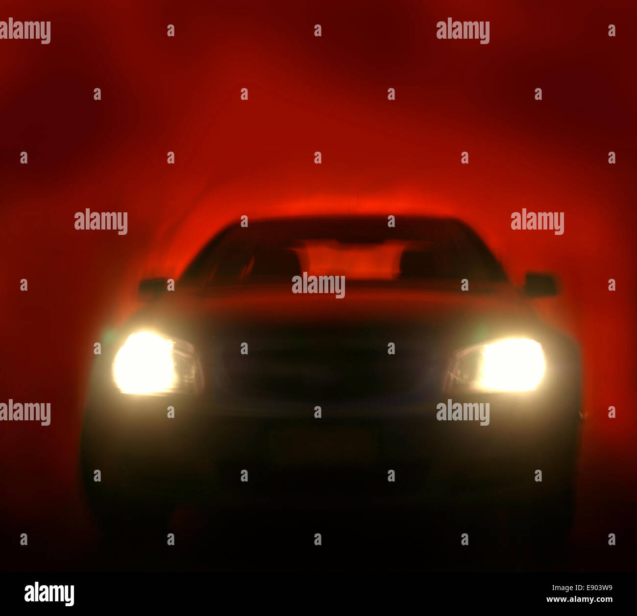 Helle Scheinwerfer am Auto. Roten Hintergrund Stockfoto