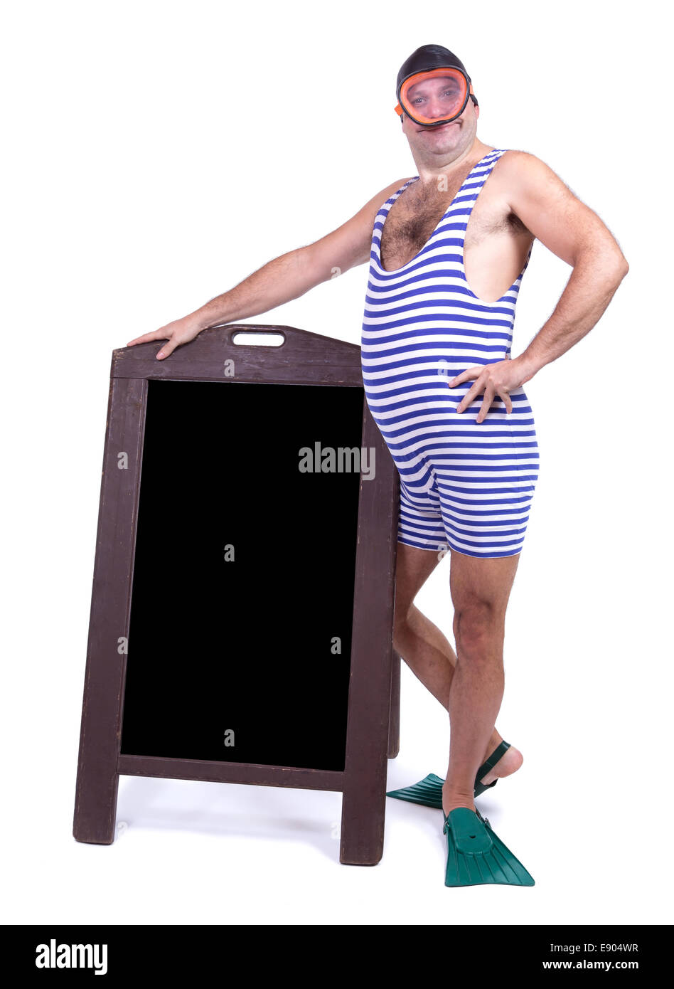 Mann im Schwimmen Kleid stehen neben dem Menü Stockfoto