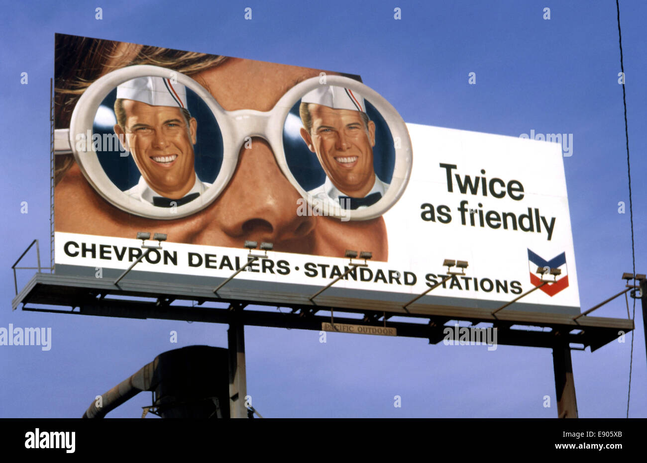 Plakatwerbung Chevron Benzin ca. 1967 Stockfoto