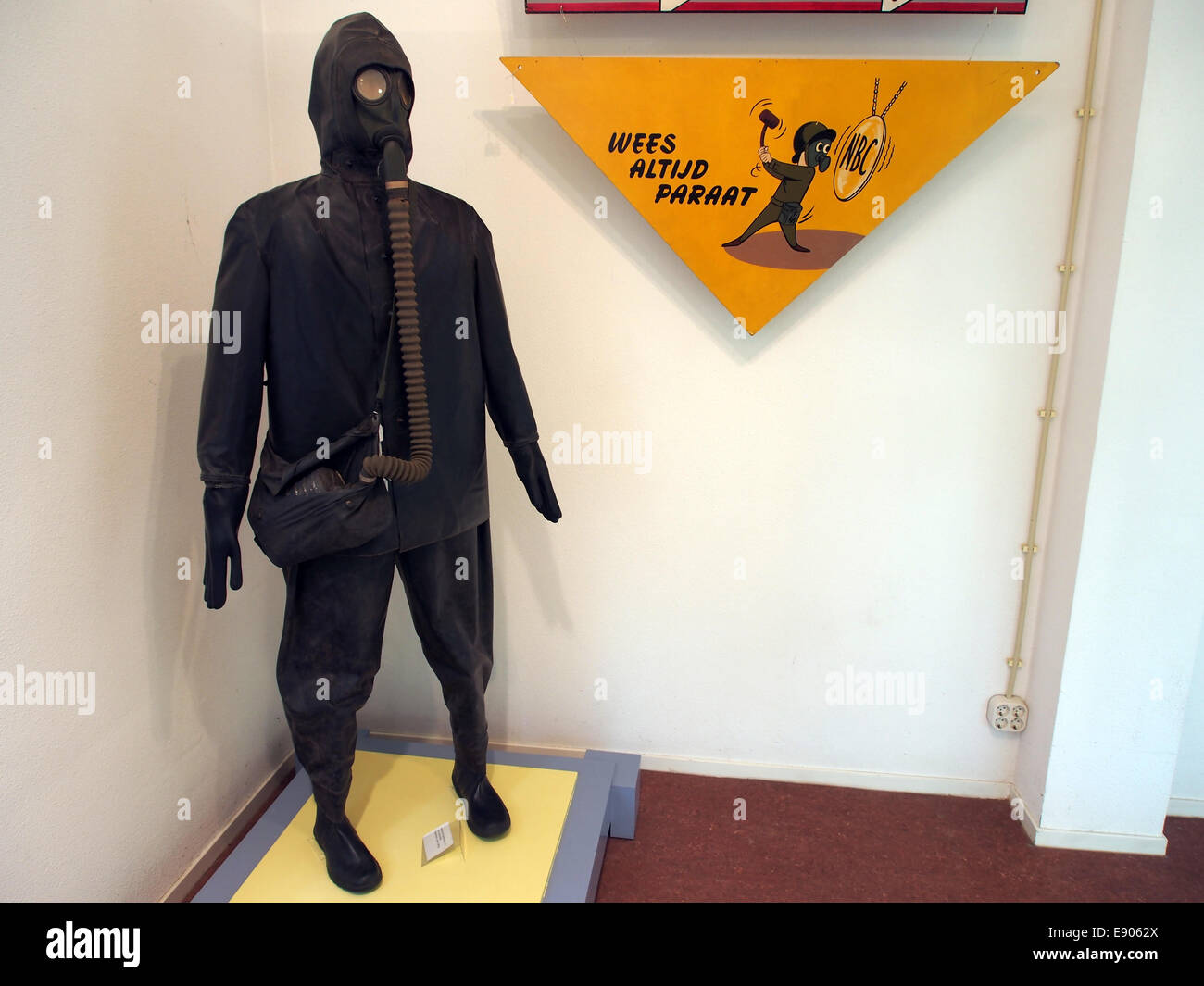 Das Bild zeigt alte NBC-Schutzkleidung (Nuclear, Biological, Chemical), die im Geniemuseum in Vught ausgestellt ist und die Geschichte der militärischen Schutzausrüstung widerspiegelt. Stockfoto