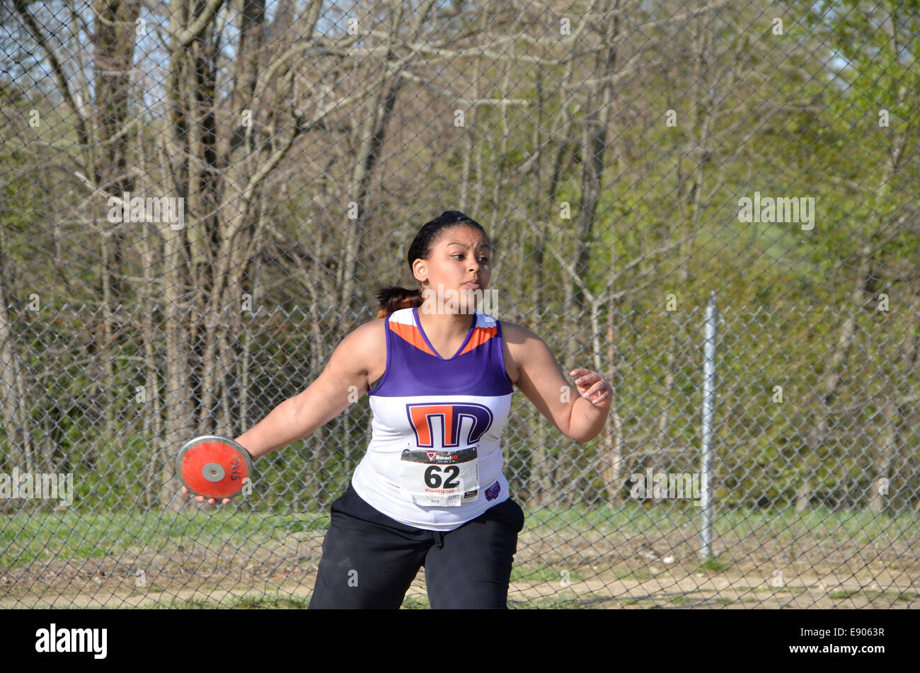 Teenager-Mädchen werfen s Diskus in einem High-School-Leichtathletik-event Stockfoto