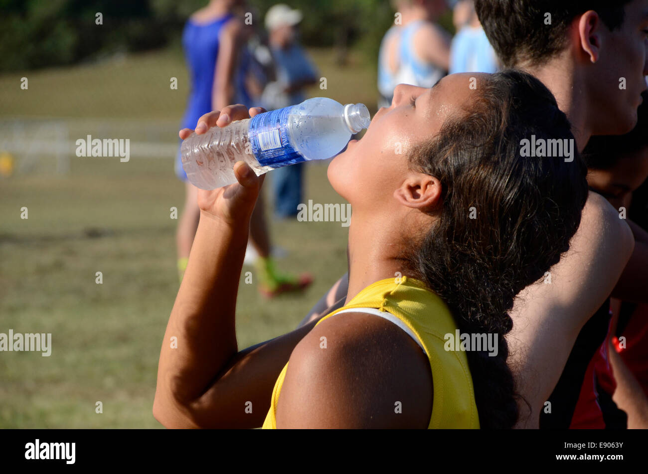 Junges Mädchen trinken erfrischenden Wasser an einem heißen Tag Stockfoto