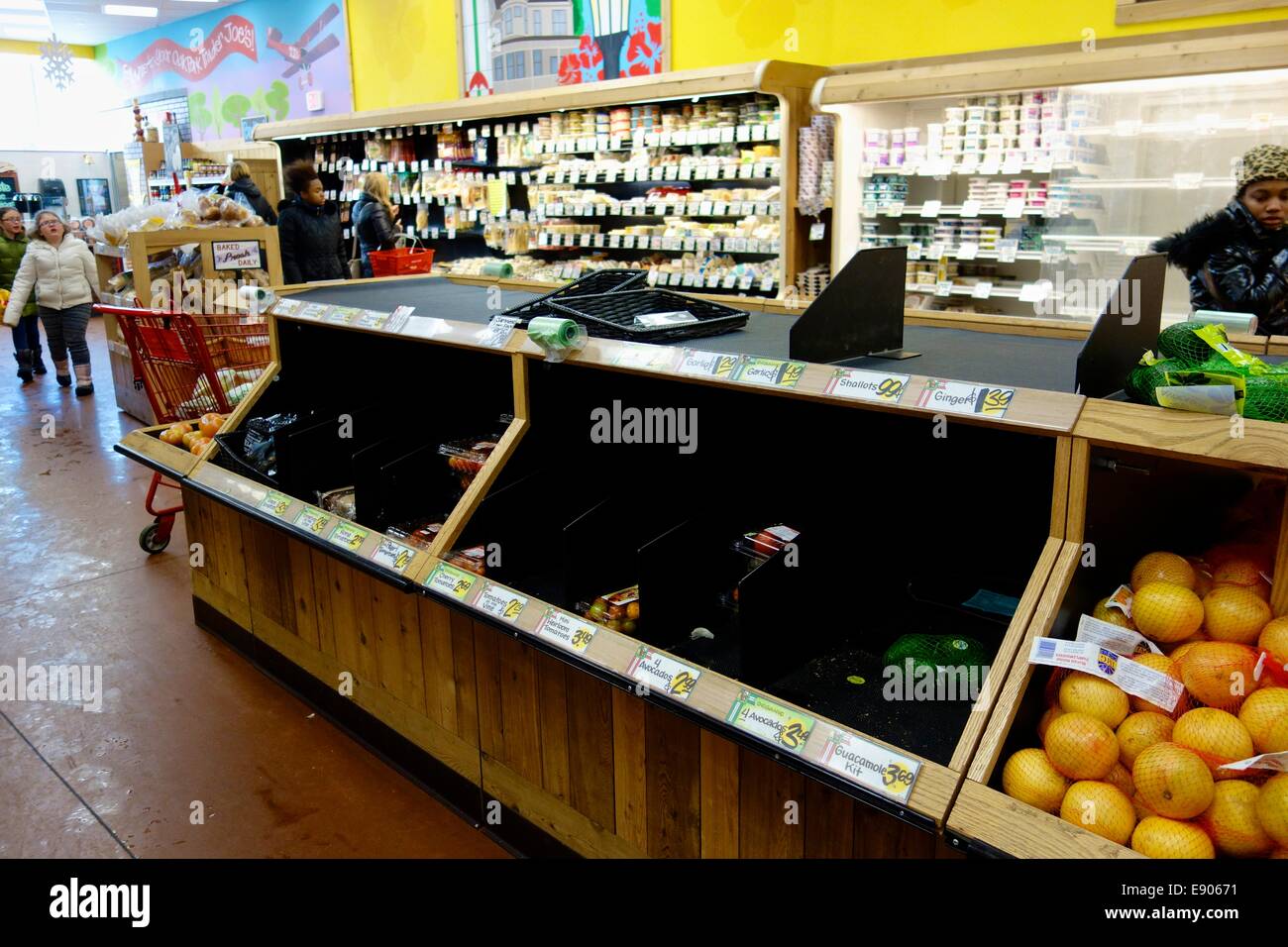 Leere Supermarkt Regale wegen Versorgungsstörungen Kette von extreme Kältewelle. Oak Park, Illinois Stockfoto