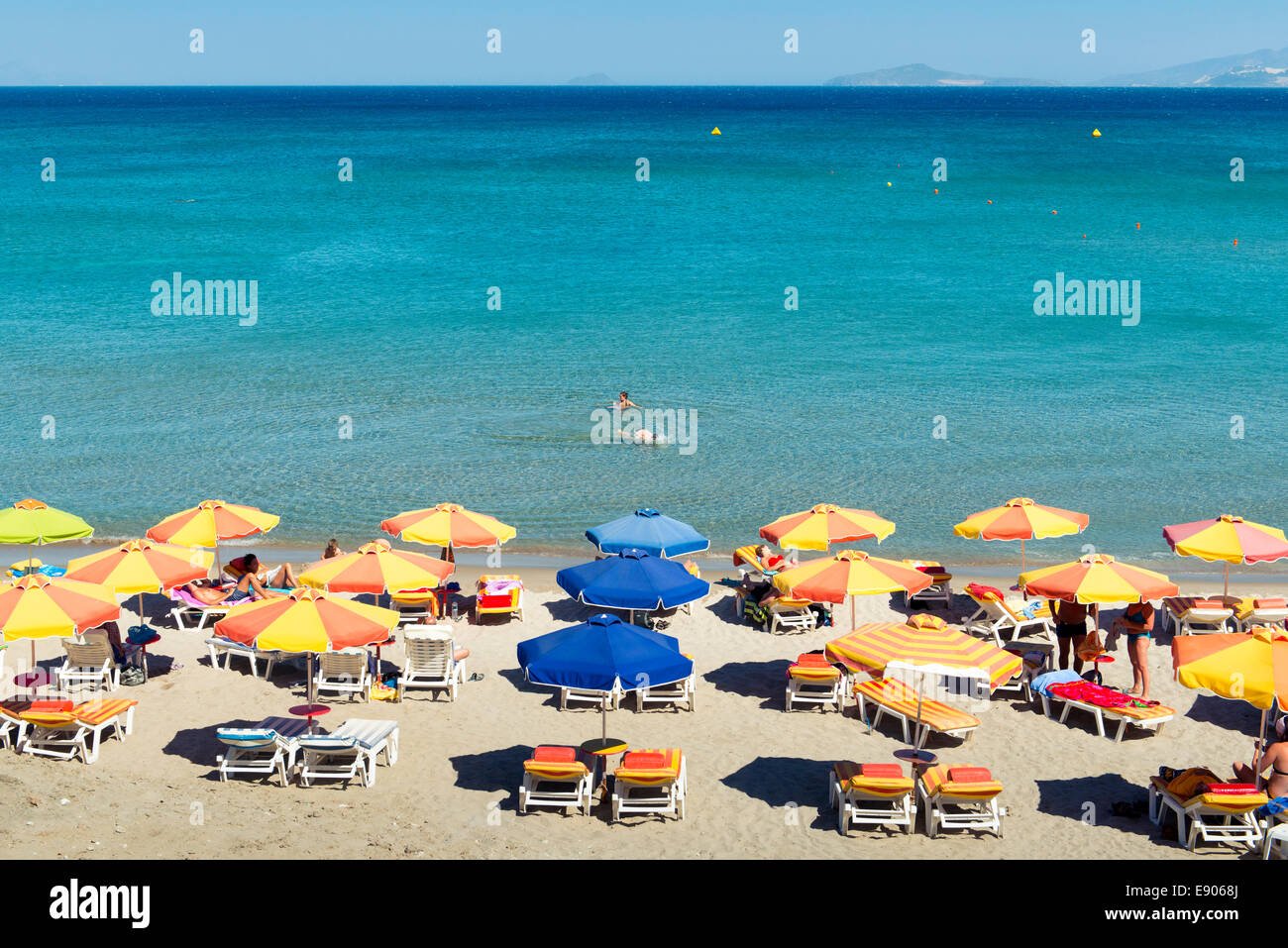 Sonnenschirme am Paradise Beach in Kefalos Bay, Kefalos, Kos, Griechenland Stockfoto