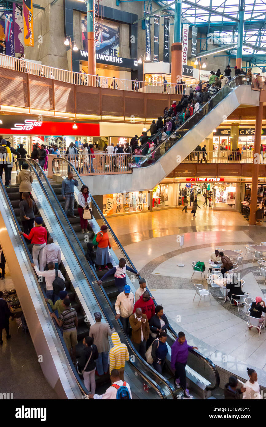 JOHANNESBURG, Südafrika - Menschen auf der Rolltreppe im Einkaufszentrum, im Carlton Centre. Stockfoto