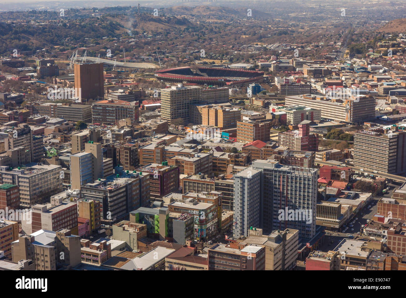 JOHANNESBURG, Südafrika - Wolkenkratzer und Gebäude im zentralen Geschäftsviertel. Luftaufnahme nach Osten vom oberen Carlton Centre Stockfoto