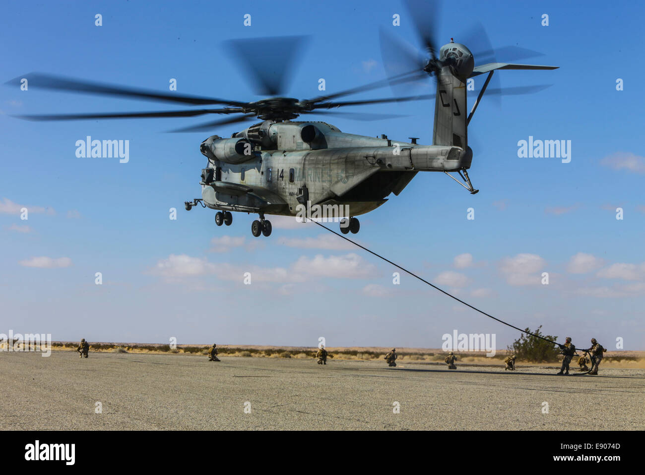 US-Marines mit 3. Bataillon, 3. Marine Regiment, 3. Marineabteilung, 3rd Marine Expeditionary Force führen schnell Seil Takt Stockfoto