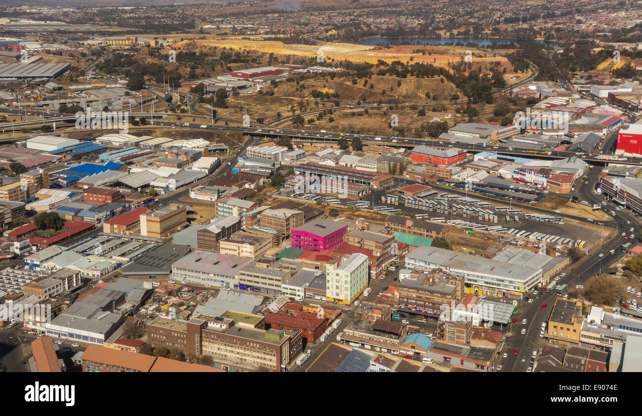 JOHANNESBURG, Südafrika - Gebäude im südlichen Teil des zentralen Geschäftsviertels und Berge von Goldmine Bergematerial. Stockfoto