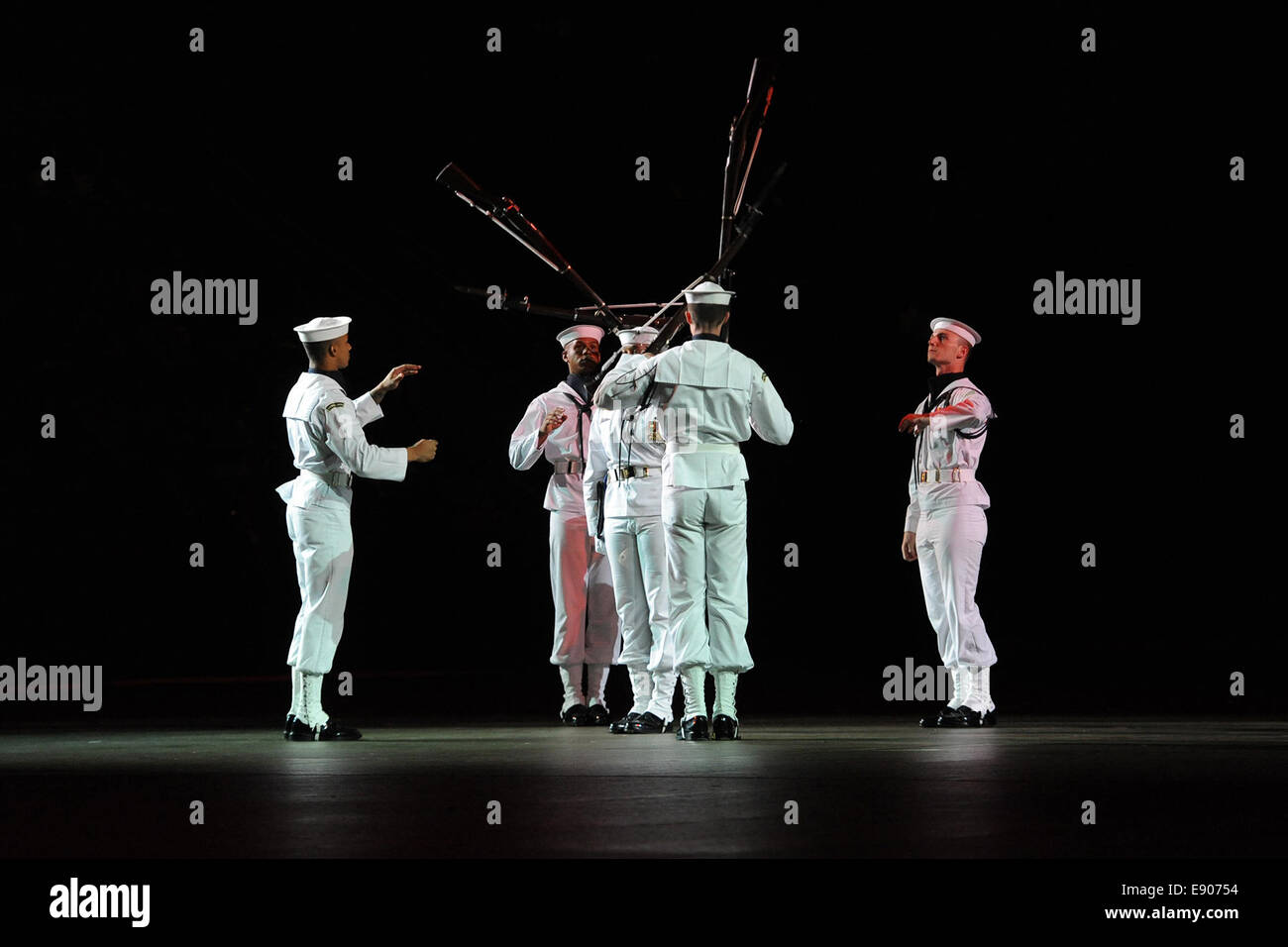 US-Segler mit dem zeremoniellen Guard Drill Team führen eine synchronisierte Waffen werfen während einer Aufführung im Rahmen des internationalen Tattoo Colorado in Colorado Springs, Colorado, 27. September 2014. Die Show geehrt 2014 Krieger Spiele Athleten, die in waren Stockfoto