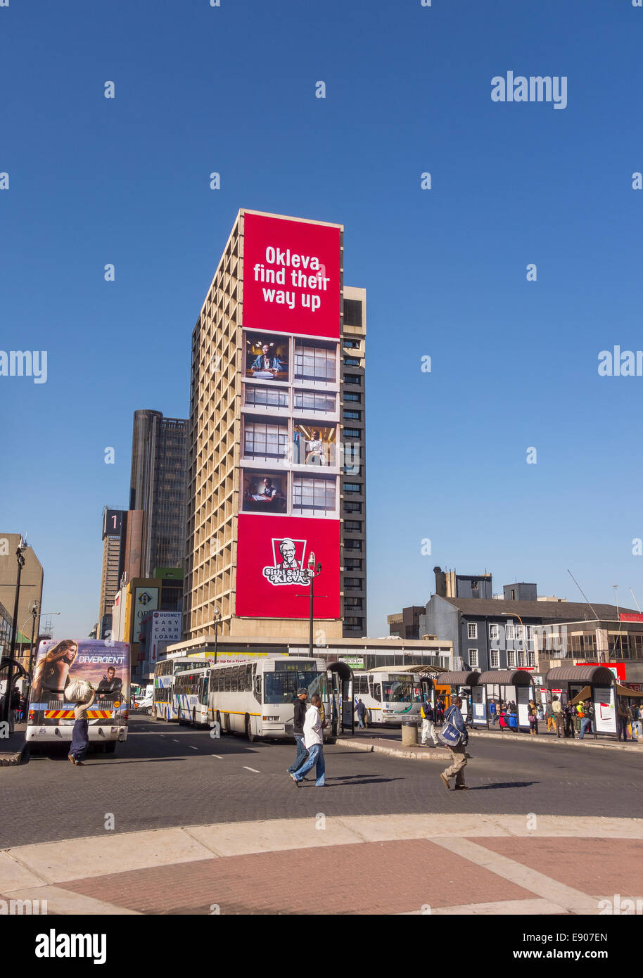 JOHANNESBURG, Südafrika - Menschen und Bussen und Gebäuden in Gandhi Square in der Innenstadt entfernt. Stockfoto