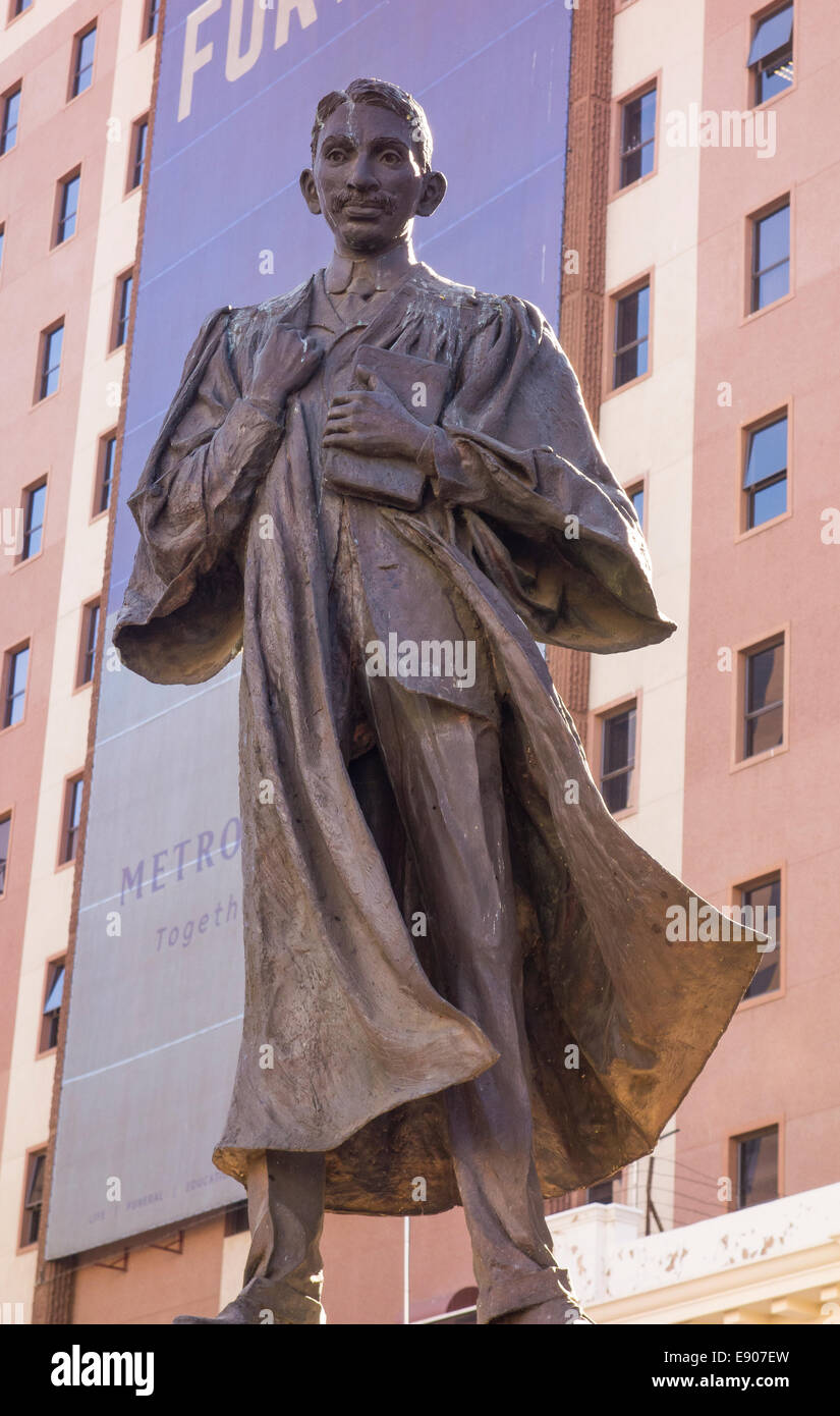JOHANNESBURG, Südafrika - Statue von Gandhi in Gandhi Square in der Innenstadt entfernt. Stockfoto