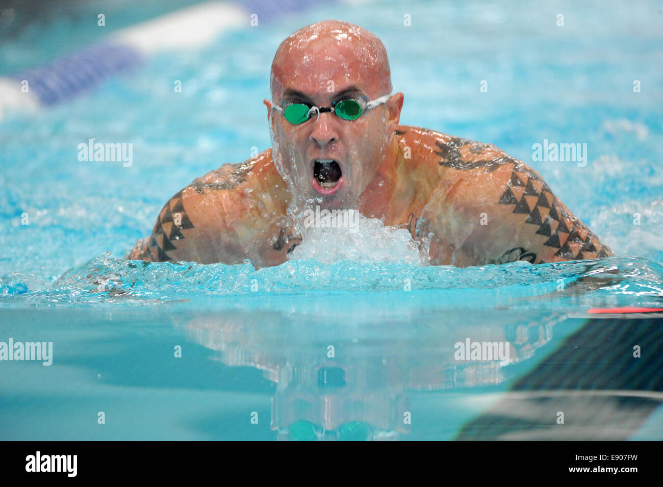 US Navy Hospital Corpsman 1. Klasse Jamie Sclater, mit dem Marine-Team schwimmt um Gold in seiner Division von der 50-Meter-Brustschwimmen während die Krieger Spiele 2014 im US Olympic Training Center in Colorado Springs, Colorado, Sept Event Finale gewinnen. Stockfoto