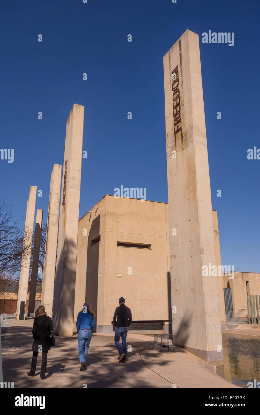 JOHANNESBURG, Südafrika - Menschen, die ins Apartheid-Museum. Stockfoto
