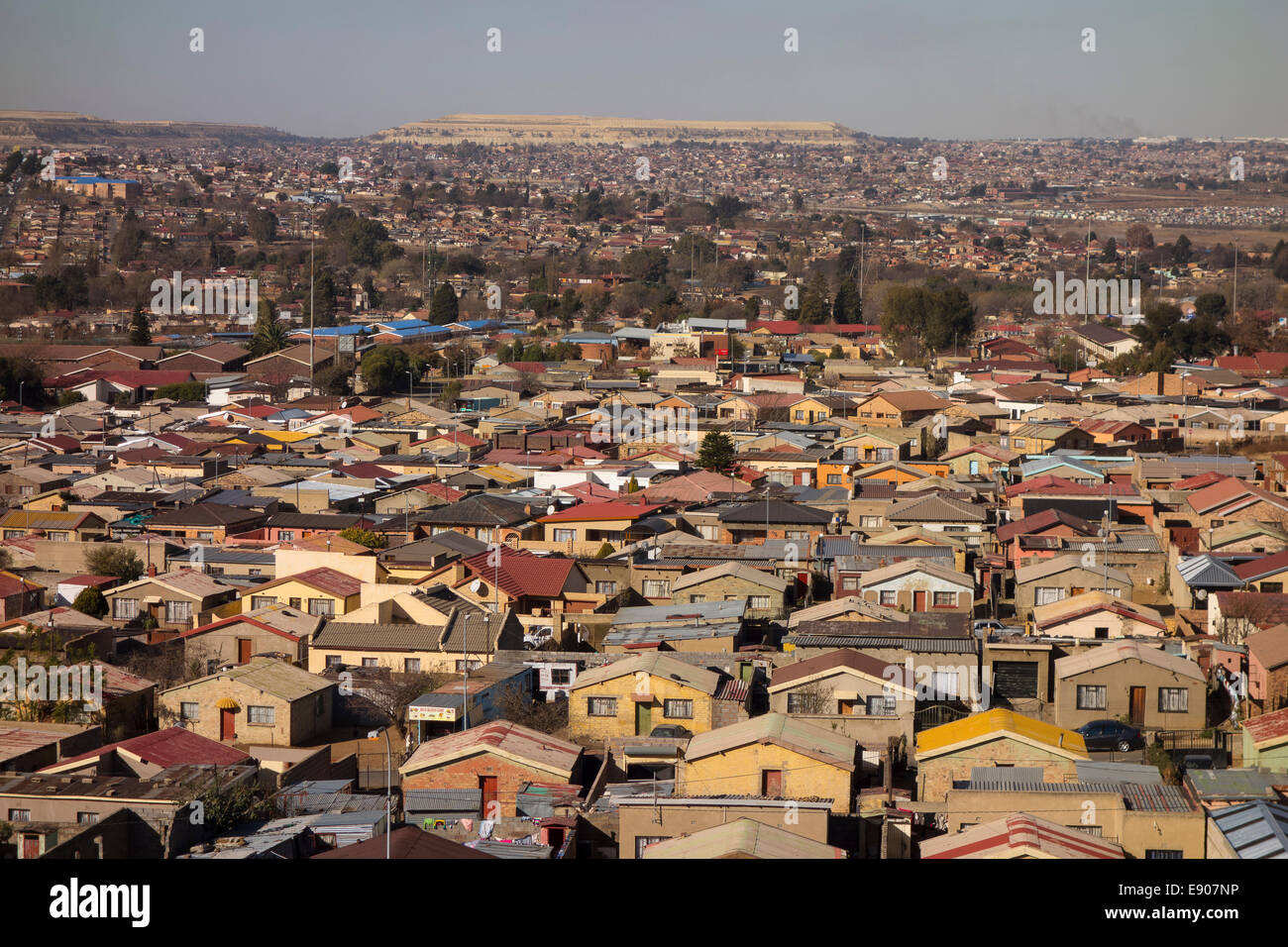 SOWETO, JOHANNESBURG, Südafrika - Ansicht der Jabulani Nachbarschaft in Soweto Township. Stockfoto
