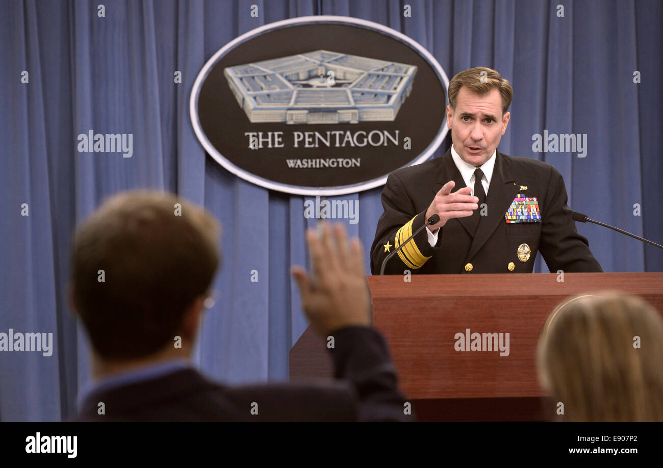 U.S. Navy Rear Admiral John Kirby, das Pentagon Pressesprecher gibt eine Einweisung und beantwortet Fragen für die Medien auf Ereignisse innerhalb des Verteidigungsministeriums, Nahost und Afrika während seiner wöchentlichen Pressekonferenz in das Pentagon in Arlington, VA., Stockfoto