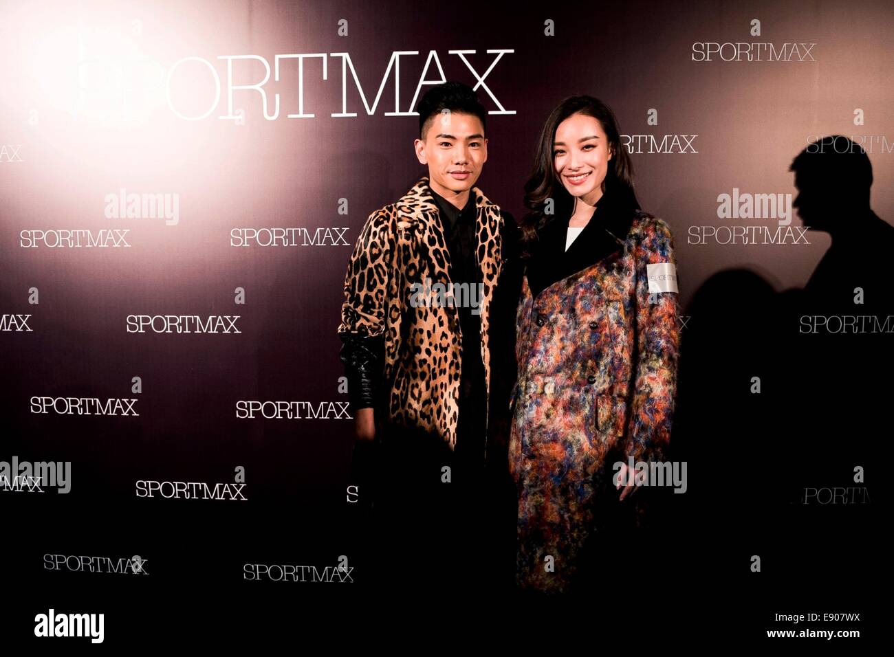 Shanghai, China. 17. Oktober 2014. Nini erhält das Interview durch das Tragen von SPORTMAX 2014 neue Stil Kleid in Shanghai, China am 16. Oktober 2014. © Top Foto Corporation/Alamy Live News Stockfoto